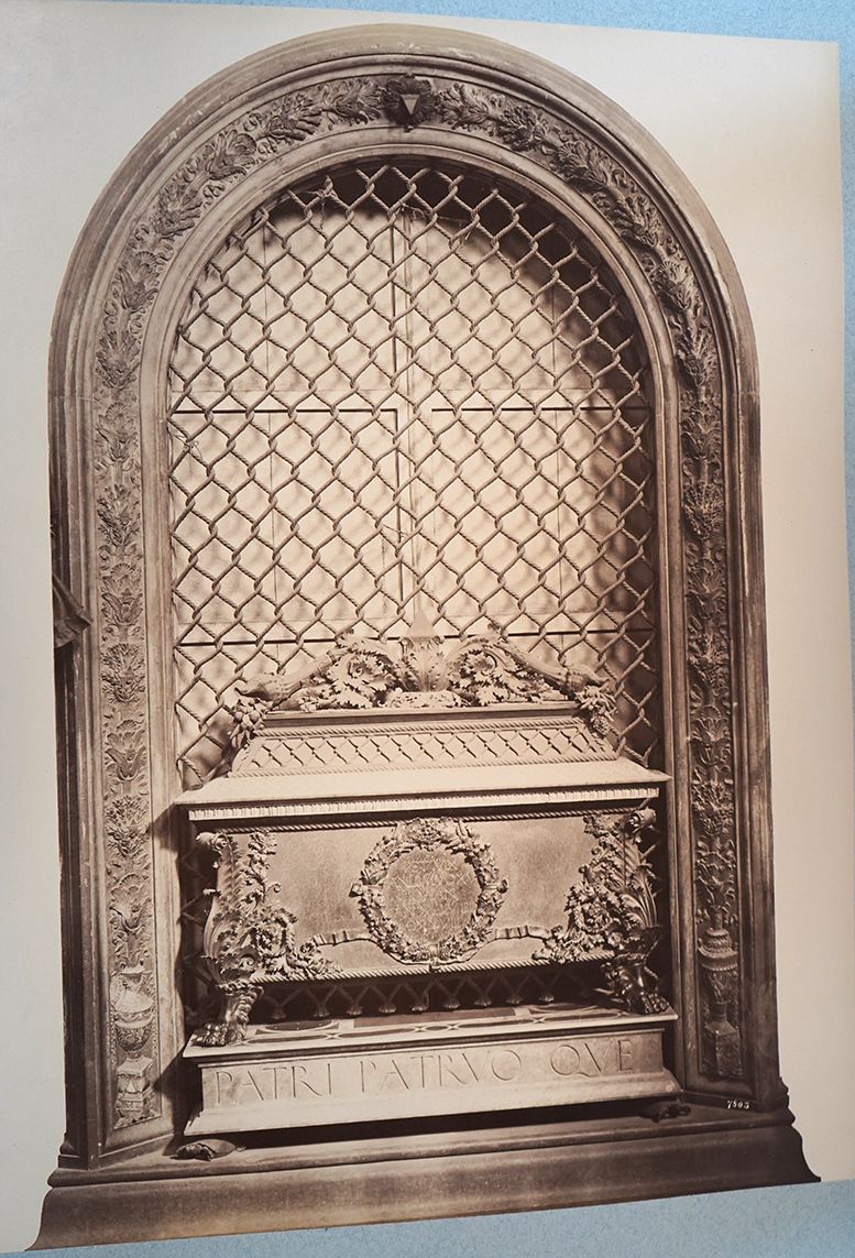 Verrocchio: tombeau de Jean et de Pierre de Médicis, tous deux fils de Come, pèze de la patrie (Andrea del Verrocchio: Tomb of Giovanni and Piero de ' Medici, both sons of Cosimo, father of the homeland, 1469--72), Old Sacristy, San Lorenzo, Florence, Italy