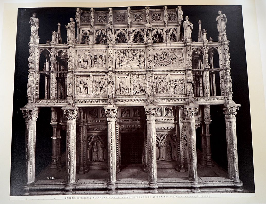 Arezzo cattedrale. Altare maggiore in marmo visto da tergo riccamente scolpito da Giovanni Pisano (Arezzo Cathedral. Marble high altar seen from the back masterfully carved by Giovanni Pisano), Arezzo, Italy