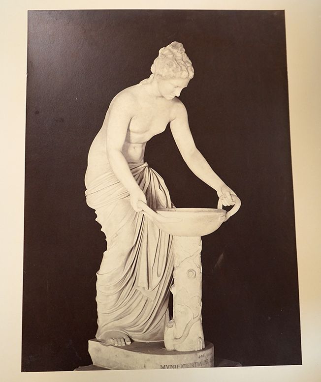 Danaïde 
Semi-nude marble statue lifting basin, Italy